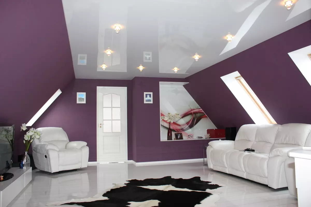 Stretch-Decken aus einer Ebene für die Halle (56 Fotos): Zweifarbige Einzeldecken in der Wohnung, kombinierte glänzende und matte Stretchdecken im Inneren 9640_35