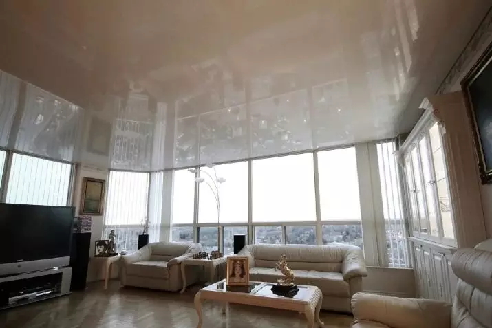 Stretch-Decken aus einer Ebene für die Halle (56 Fotos): Zweifarbige Einzeldecken in der Wohnung, kombinierte glänzende und matte Stretchdecken im Inneren 9640_55