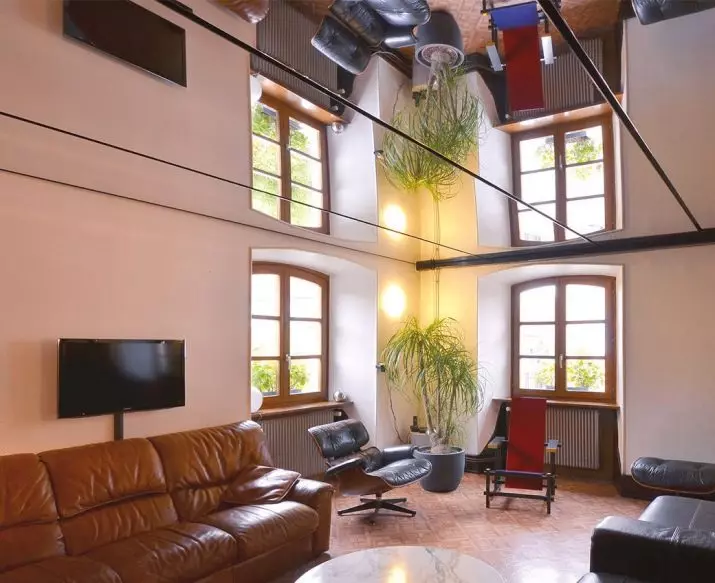 Stretch-Decken aus einer Ebene für die Halle (56 Fotos): Zweifarbige Einzeldecken in der Wohnung, kombinierte glänzende und matte Stretchdecken im Inneren 9640_56