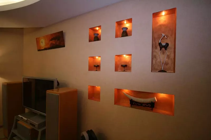 Φωτισμός στο σαλόνι (78 φωτογραφίες): Λάμπες, λάμπες και σκυλιά στο εσωτερικό της αίθουσας. Επιλογές οπίσθιου φωτισμού πάνω από καναπέ και σχεδιασμό με δεύτερο φως 9641_61