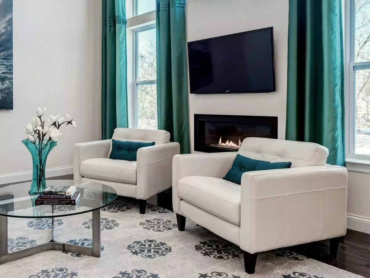 Turquoise living room (57 mga larawan): Turquoise color interior design. Bulwagan sa turkesa-kayumanggi tono at iba pang mga kumbinasyon sa loob 9644_10