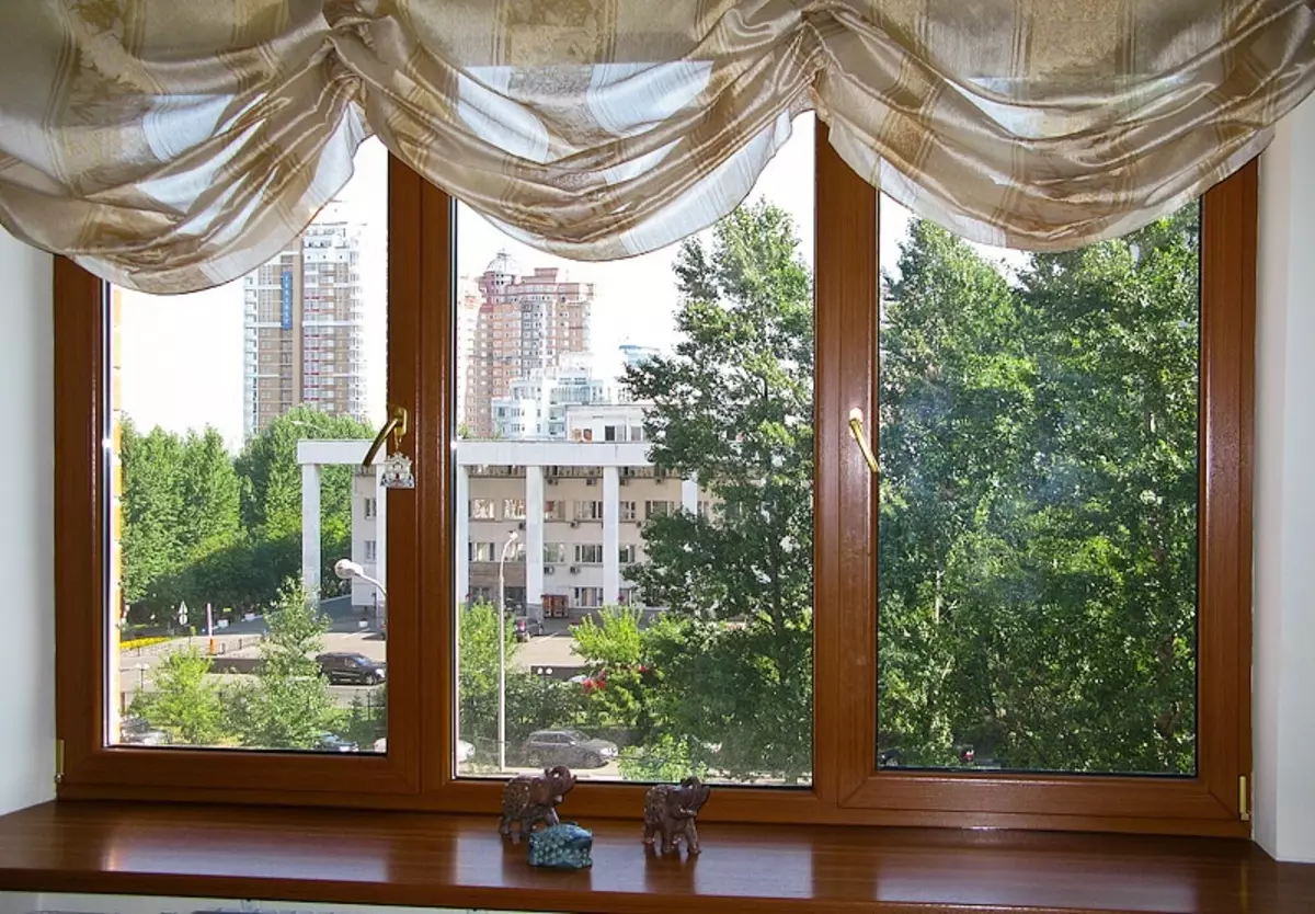 Fereastră în camera de zi (57 fotografii): Decor cu ferestre panoramice și o ușă de balcon, design de plastic mare și alte ferestre în interiorul camerei de zi 9651_41