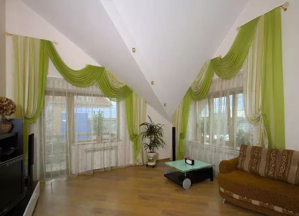 Ventá na sala de estar (57 fotos): decoración con ventás panorámicas e unha porta de terraza, deseño de grandes plásticos e outras fiestras no interior da sala de estar 9651_47