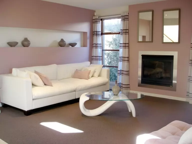 Nínxol de plaques de guix a la sala d'estar (44 fotos): Com organitzar un nínxol a la paret de la sala? Exemples de disseny d'interiors amb nínxol 9652_12