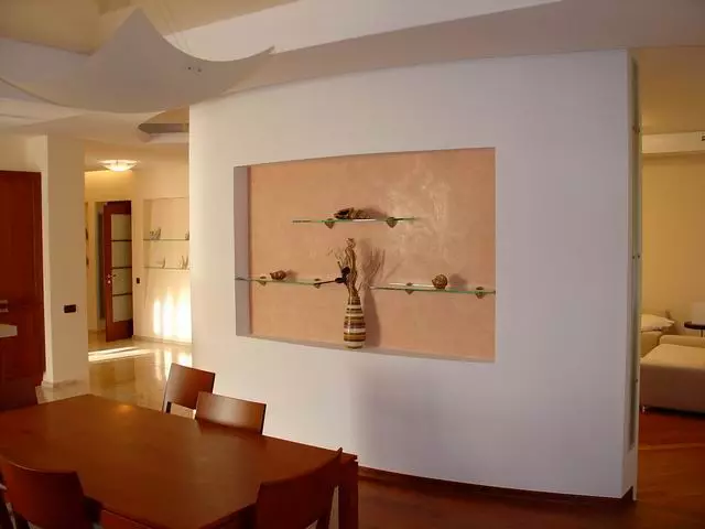 Зочны өрөөнд гипс самбараас (44 зураг): 44 зураг): танхимын ханан дээр яаж зохион байгуулах вэ? Niche-тай дотоод дизайны жишээ 9652_2