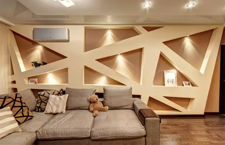 Nínxol de plaques de guix a la sala d'estar (44 fotos): Com organitzar un nínxol a la paret de la sala? Exemples de disseny d'interiors amb nínxol 9652_21