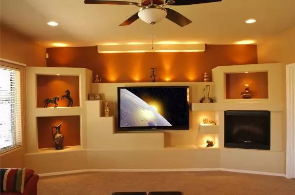 Nínxol de plaques de guix a la sala d'estar (44 fotos): Com organitzar un nínxol a la paret de la sala? Exemples de disseny d'interiors amb nínxol 9652_6