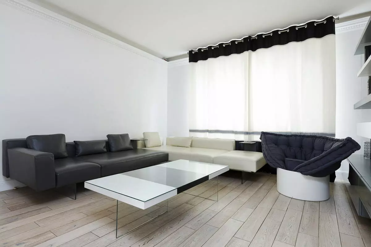 Dnevna soba v stilu minimalizma (88 fotografij): Notranja oblikovalska dvorana v rednem stanovanju v sodobnem minimalističnem slogu, dekoracijo dnevne sobe v Khrushchevka 9656_33