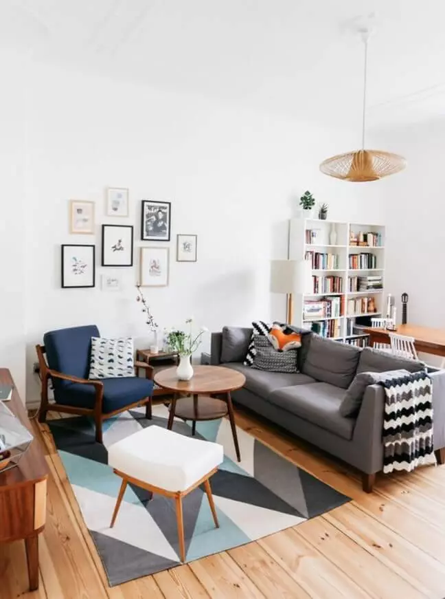 Sala de estar en estilo escandinavo (58 fotos): deseño de interiores do pequeno salón e grandes salas no apartamento e casa de campo, estreitas salas de estar brancas e outras opcións 9658_12