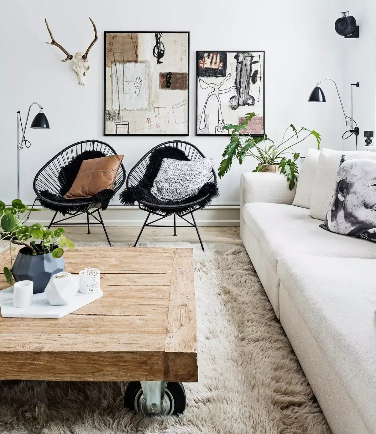 Sala de estar en estilo escandinavo (58 fotos): deseño de interiores do pequeno salón e grandes salas no apartamento e casa de campo, estreitas salas de estar brancas e outras opcións 9658_45