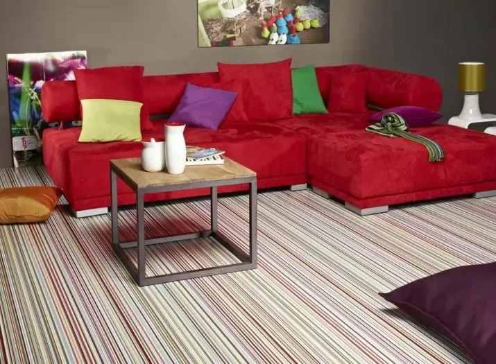 Ko linolejs izvēlēties zālē? 39 Foto no linoleja krāsas dzīvojamās istabas interjerā. Kā izvēlēties labu linoleju mājās? Skaistas un modernas iespējas dzīvoklim 9661_38