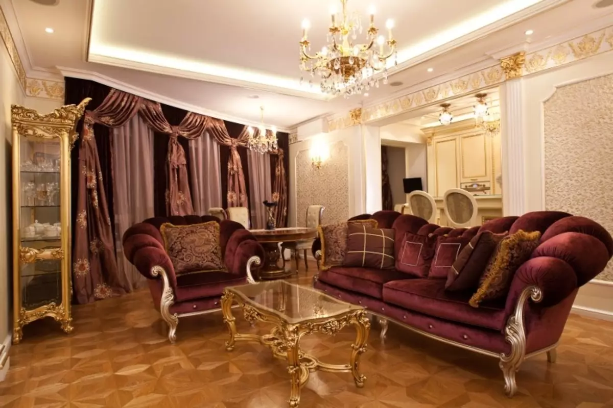Dhoma të jetesës barok (37 foto): Dizajn i brendshëm i sallave në ngjyra të lehta dhe të errëta, shembuj të dhomave të dekoruara bukur 9663_16