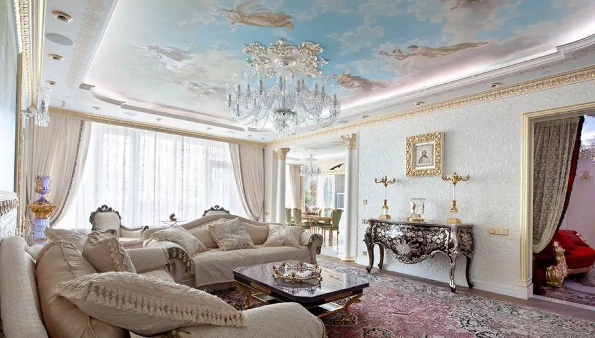 Dhoma të jetesës barok (37 foto): Dizajn i brendshëm i sallave në ngjyra të lehta dhe të errëta, shembuj të dhomave të dekoruara bukur 9663_17
