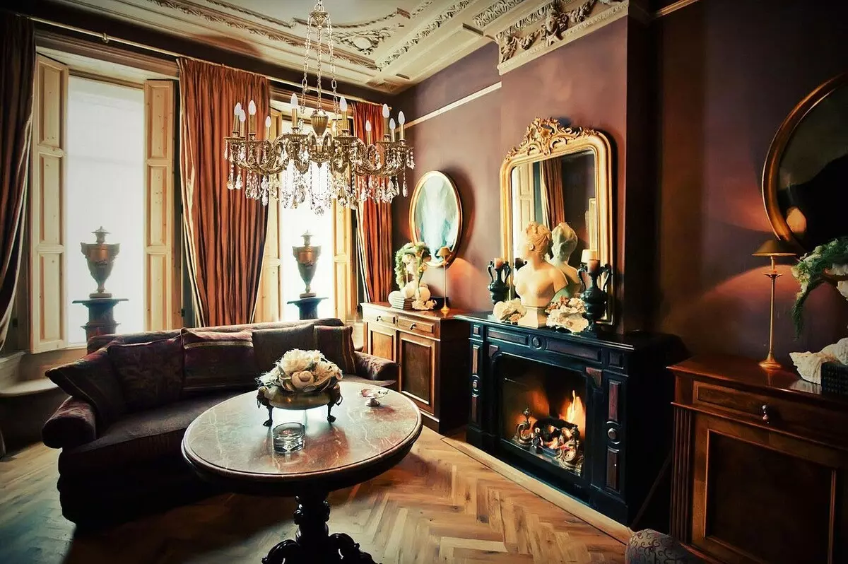 Dhoma të jetesës barok (37 foto): Dizajn i brendshëm i sallave në ngjyra të lehta dhe të errëta, shembuj të dhomave të dekoruara bukur 9663_23