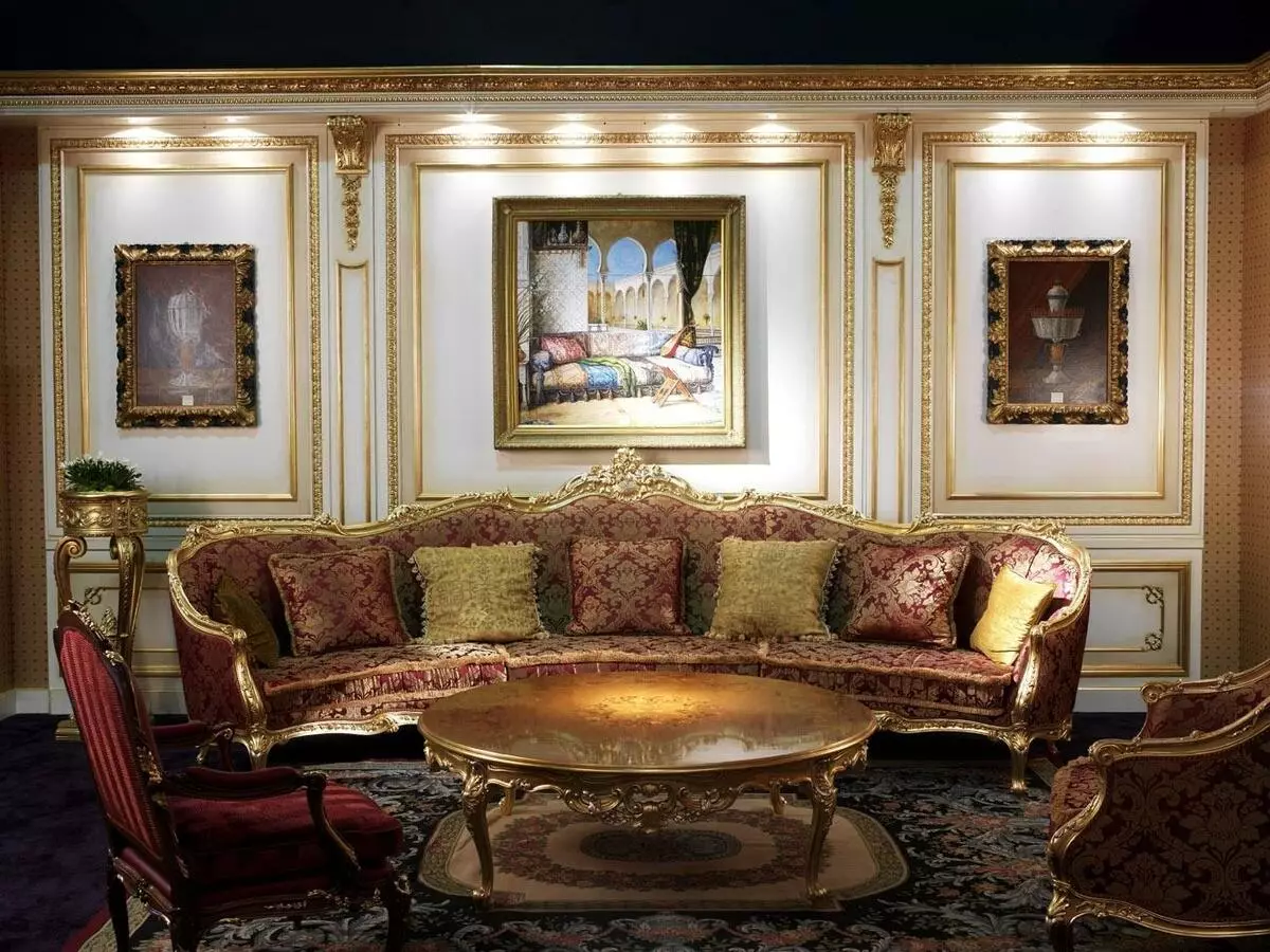 Dhoma të jetesës barok (37 foto): Dizajn i brendshëm i sallave në ngjyra të lehta dhe të errëta, shembuj të dhomave të dekoruara bukur 9663_26