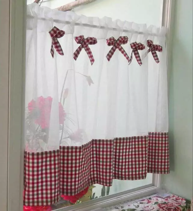 Cortinas de decoração (55 fotos): Como decorar cortinas na cozinha e nas cores decorativas das crianças fazem você mesmo? Master Classs na fabricação de organza e miçangas 9664_23