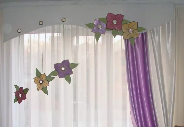 Cortinas de decoração (55 fotos): Como decorar cortinas na cozinha e nas cores decorativas das crianças fazem você mesmo? Master Classs na fabricação de organza e miçangas 9664_49
