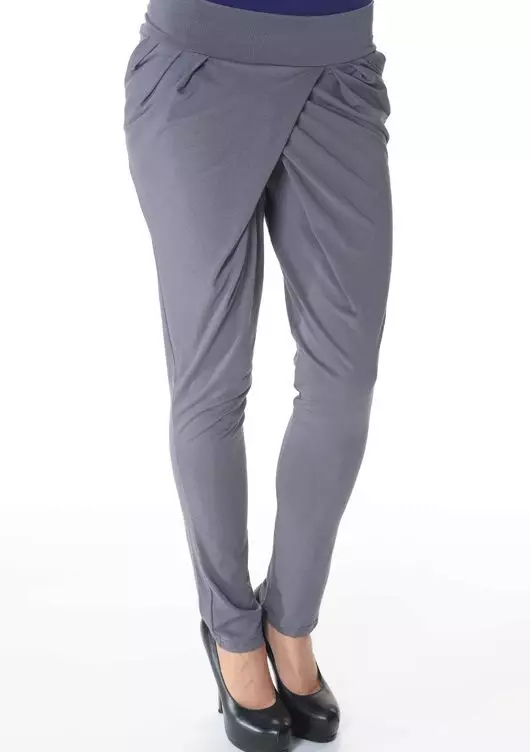 Трикотажні брюки (62 фото): модні жіночі моделі, з чим носити, як створити стильний костюм з брюками з трикотажу 966_31