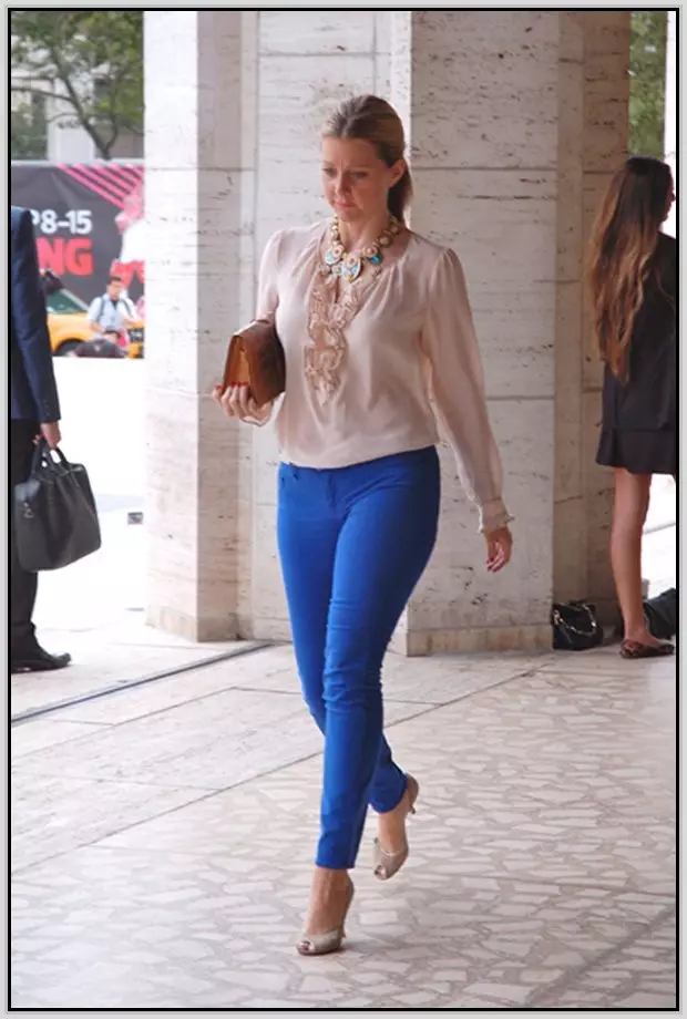 ブルーパンツ2021（109写真）を着用するもの：明るく濃い青、女性のスタイリッシュなモデル 967_104