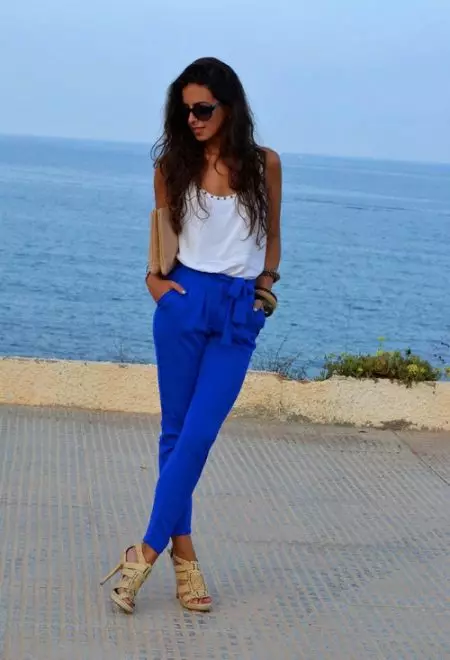 Quoi de porter des pantalons bleues 2021 (109 photos): bleu clair et bleu foncé, modèles élégants féminins 967_2