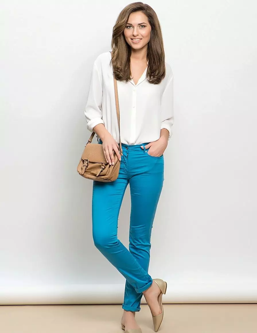Шта носити плаве панталоне 2021 (109 фотографија): Светли и тамно плави, женски елегантни модели 967_39
