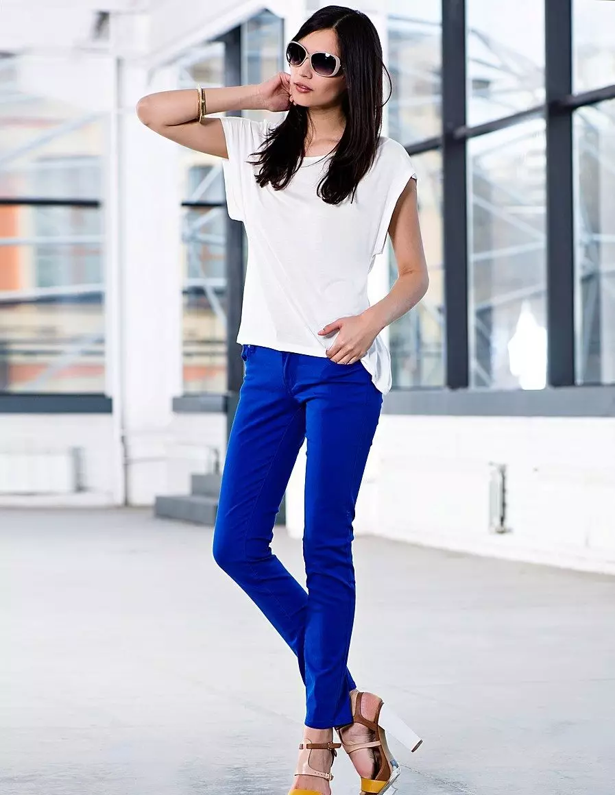 Što nositi plave hlače 2021 (109 fotografija): svijetli i tamno plavi, ženski moderni modeli 967_4