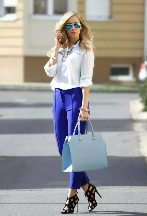 Kaj nositi modre hlače 2021 (109 fotografij): svetle in temno modre, ženske elegantne modele 967_51