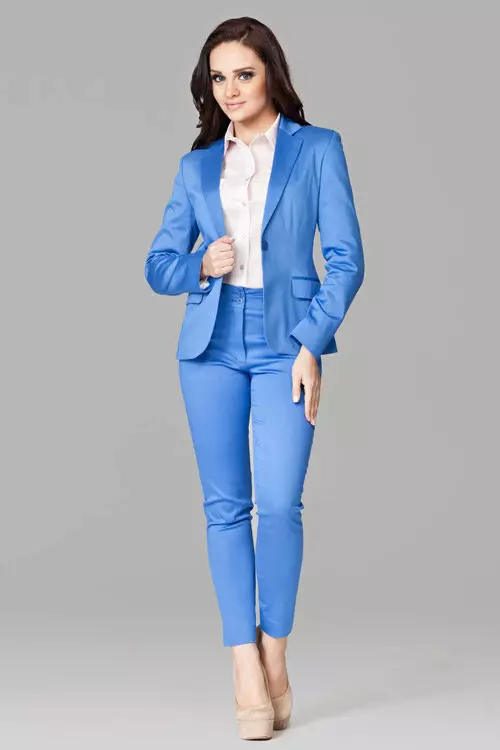 Vad att ha på sig blå byxor 2021 (109 foton): Ljus och mörkblå, kvinnliga stiliga modeller 967_55