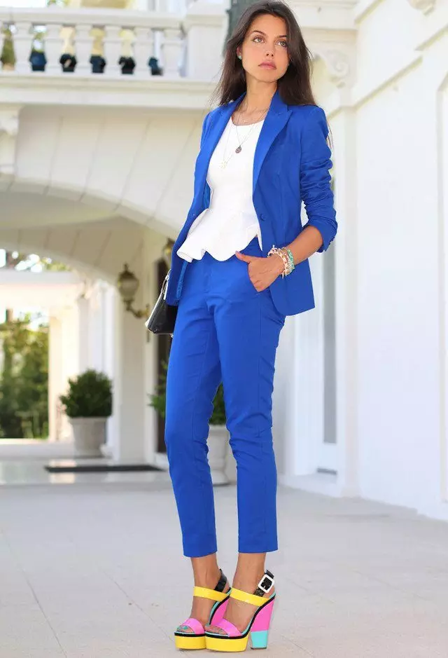 Mitä käyttää sinisiä housuja 2021 (109 valokuvaa): kirkas ja tummansininen, naaras tyylikkäät mallit 967_56