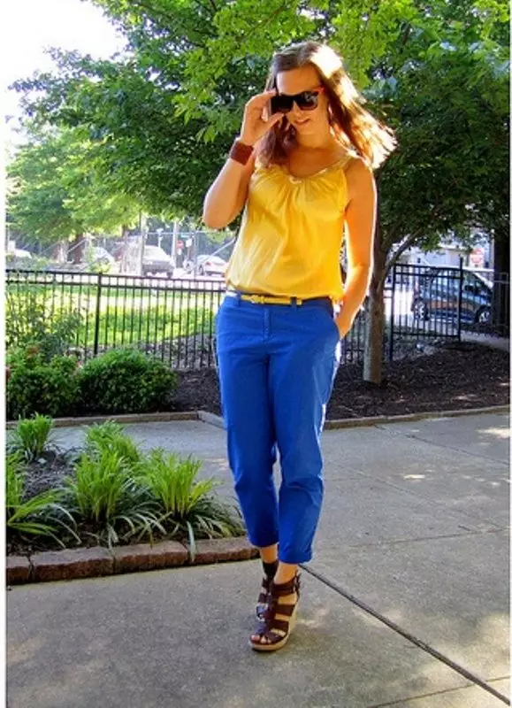 Што да носат сини панталони 2021 (109 фотографии): светли и темно сини, женски стилски модели 967_74