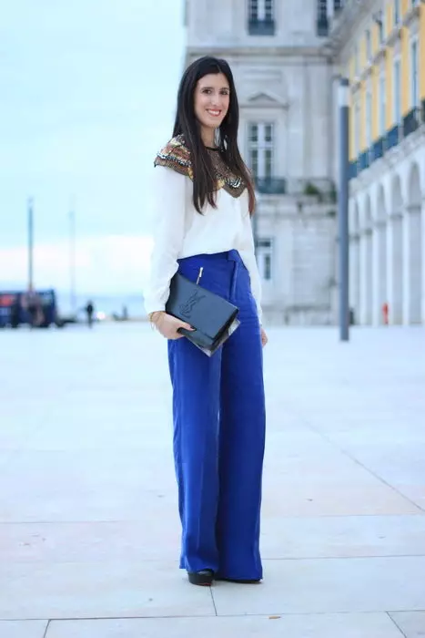 З чим носити сині штани 2021 (109 фото): яскраво і темно-сині, жіночі стильні моделі 967_78