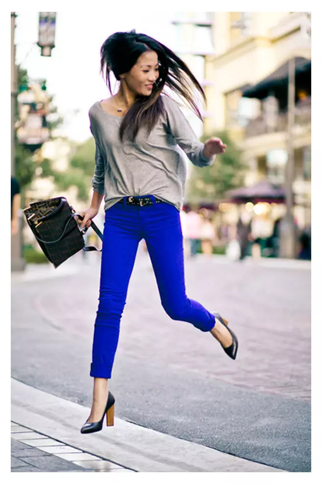 Што да носат сини панталони 2021 (109 фотографии): светли и темно сини, женски стилски модели 967_96