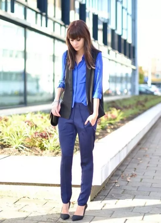 Que usar pantalóns azuis 2021 (109 fotos): azul e azul escuro, modelos elegantes 967_98