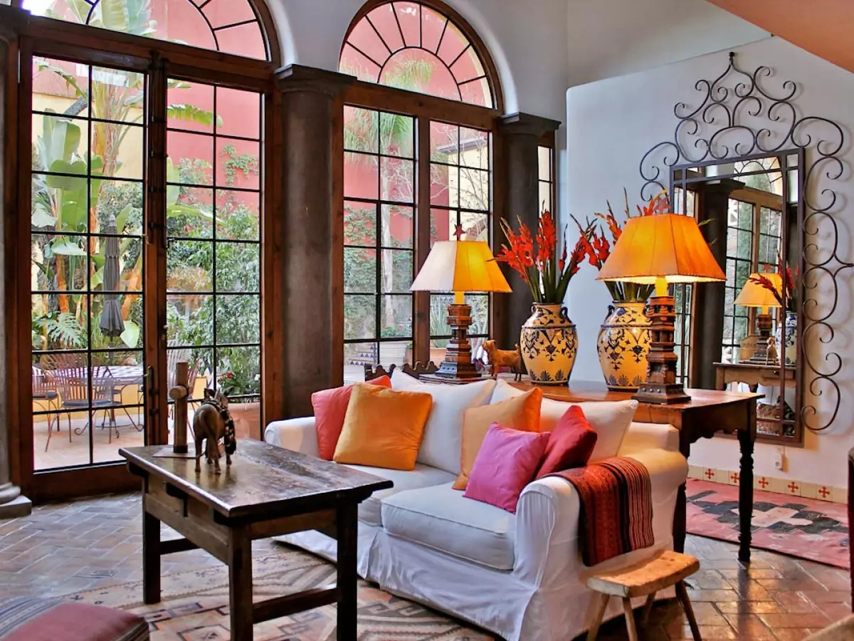 Classic Sala de estar (88 fotos): Design de interiores em estilos contemporâneos e americanos clássicos, belas salas de estar em cores brilhantes, escolhendo pinturas no quarto 9681_24