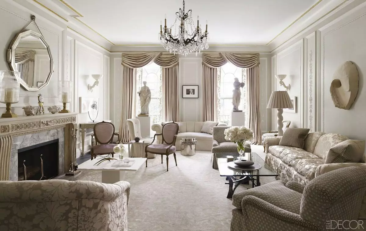 Ruang tamu klasik (88 foto): Desain interior dalam gaya Klasik kontemporer dan Amerika, ruang tamu yang indah dalam warna-warna cerah, memilih lukisan di kamar 9681_49