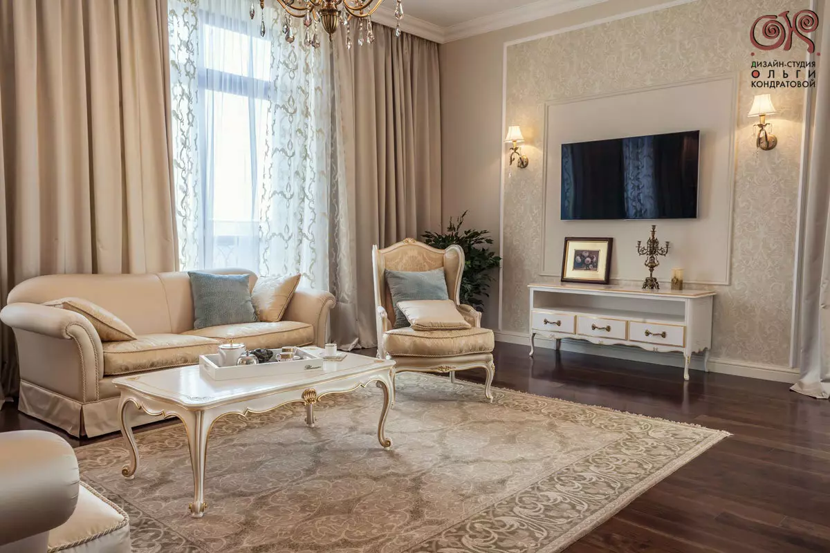 Sala de estar clásica (88 fotos): deseño de interiores en estilos clásicos contemporáneos e americanos, fermosas salas de estar en cores brillantes, elixindo pinturas na sala 9681_51