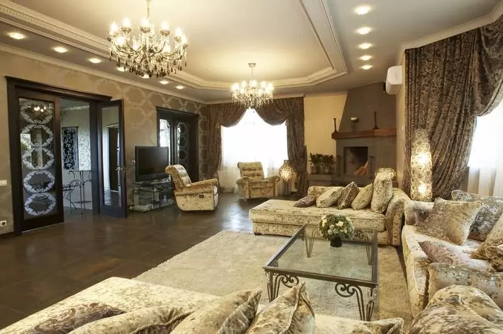 Ruang tamu klasik (88 foto): Desain interior dalam gaya Klasik kontemporer dan Amerika, ruang tamu yang indah dalam warna-warna cerah, memilih lukisan di kamar 9681_55