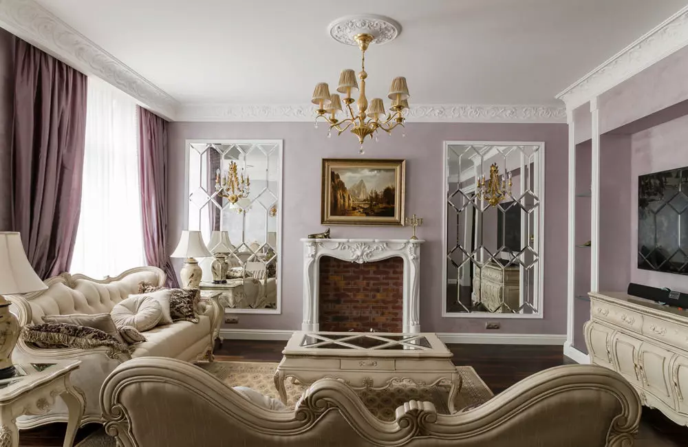 Sala de estar clásica (88 fotos): Diseño de interiores en estilos Clásicos contemporáneos y americanos, hermosas salas de estar en colores brillantes, elección de pinturas en la habitación 9681_58