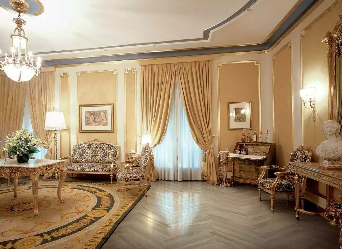 Sala de estar clásica (88 fotos): Diseño de interiores en estilos Clásicos contemporáneos y americanos, hermosas salas de estar en colores brillantes, elección de pinturas en la habitación 9681_60