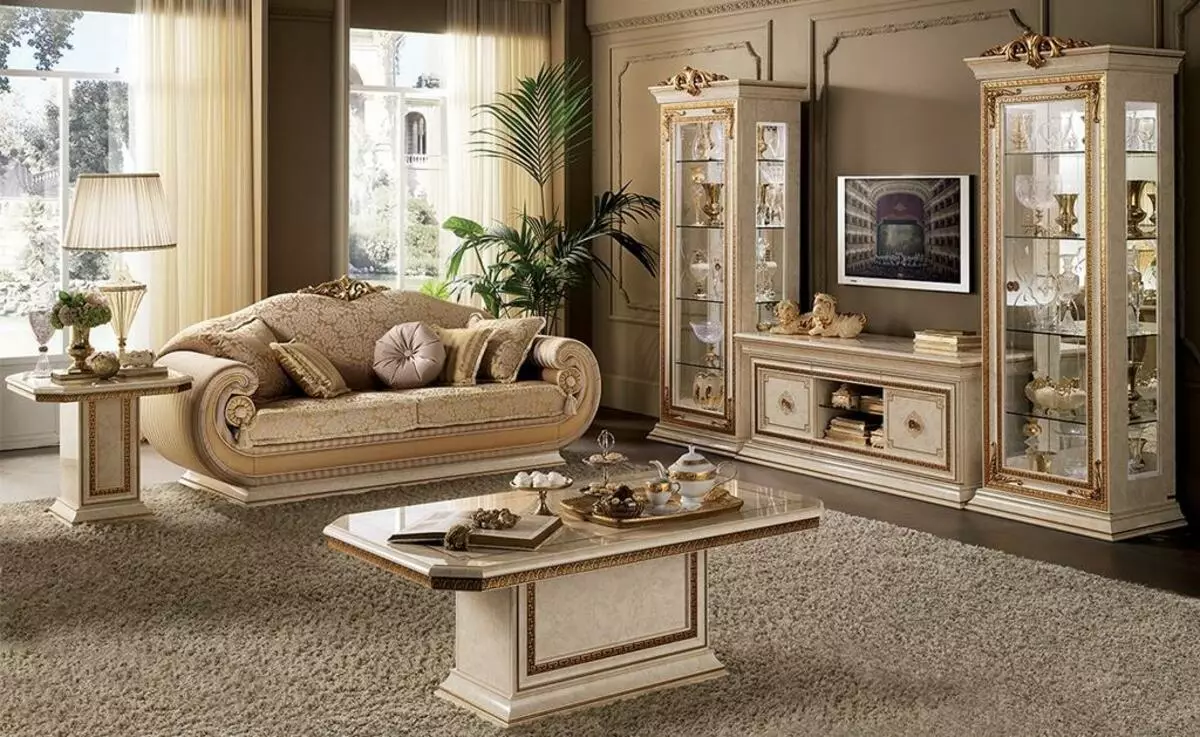 Klassieke woonkamer (88 foto's): Binneontwerp in style Kontemporêre en Amerikaanse klassieke, pragtige woonkamers in helder kleure, die keuse van skilderye in die kamer 9681_71