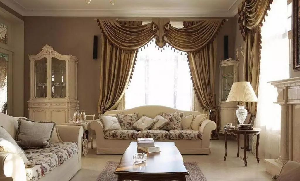 Klassieke woonkamer (88 foto's): Binneontwerp in style Kontemporêre en Amerikaanse klassieke, pragtige woonkamers in helder kleure, die keuse van skilderye in die kamer 9681_77