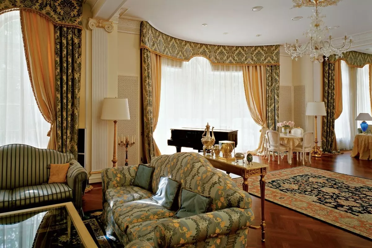 Klassieke woonkamer (88 foto's): Binneontwerp in style Kontemporêre en Amerikaanse klassieke, pragtige woonkamers in helder kleure, die keuse van skilderye in die kamer 9681_78