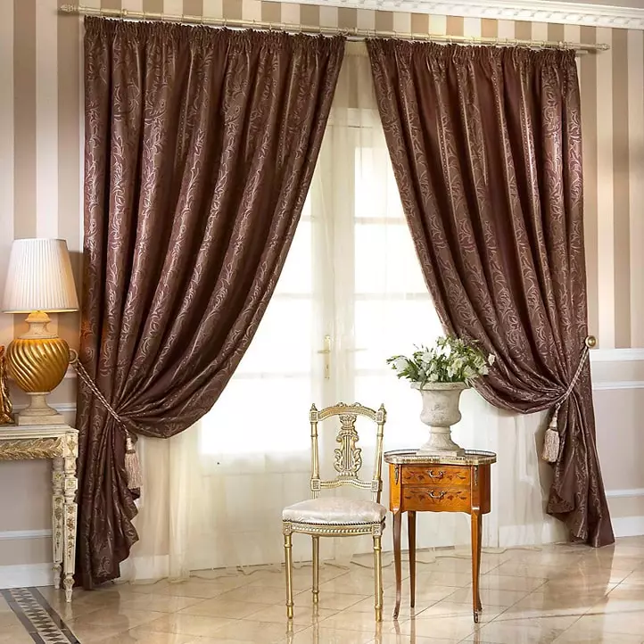 Klassieke woonkamer (88 foto's): Binneontwerp in style Kontemporêre en Amerikaanse klassieke, pragtige woonkamers in helder kleure, die keuse van skilderye in die kamer 9681_79