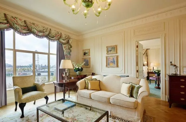 Класична дневна соба (88 фотографии): внатрешен дизајн во стилови современи и американски класици, убави дневни соби во светли бои, избирајќи слики во собата 9681_85