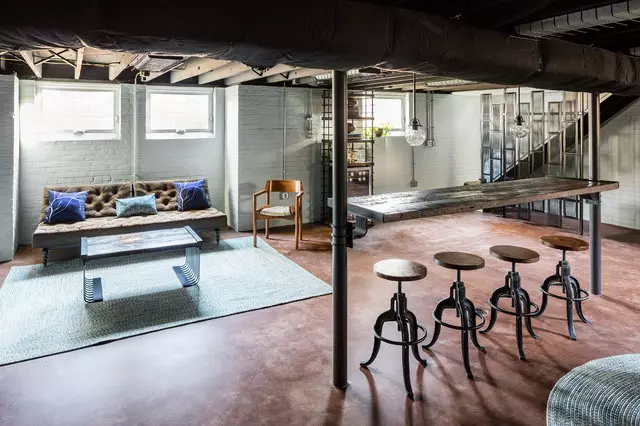 Sala de estar (117 fotos): salão de design de interiores com lareira, exemplos de uma pequena sala de estar com elementos loft 9684_60