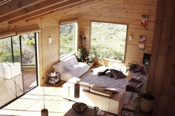 Sala de estar en una casa de madera (69 fotos): Opciones de diseño de interiores para la sala de estar del país. ¿Cómo organizar una sala en el país justo y con buen gusto? 9700_12