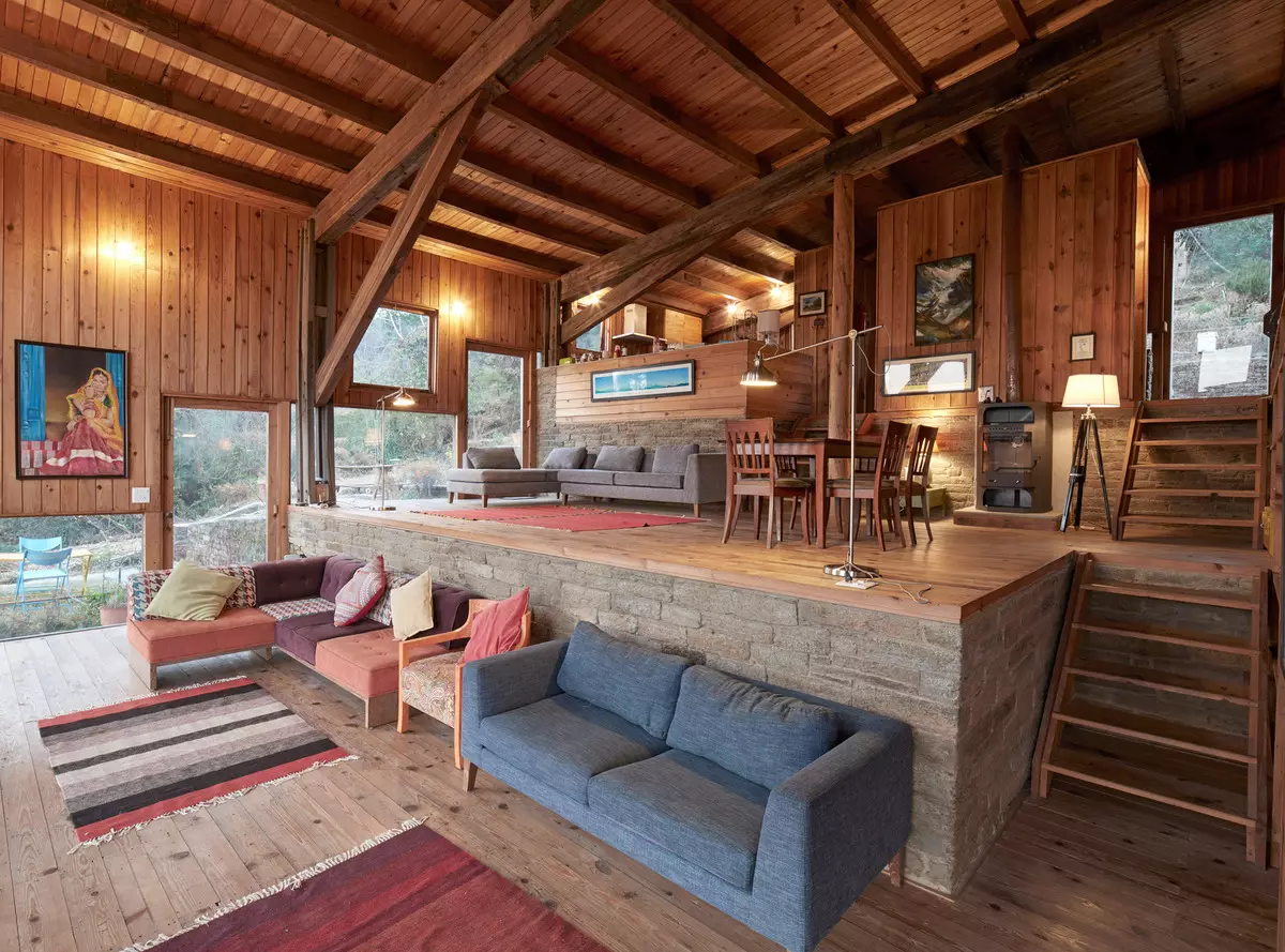 Soggiorno in una casa di legno (69 foto): opzioni di interior design per il soggiorno del paese. Come organizzare una sala in campagna solo e con gusto? 9700_15