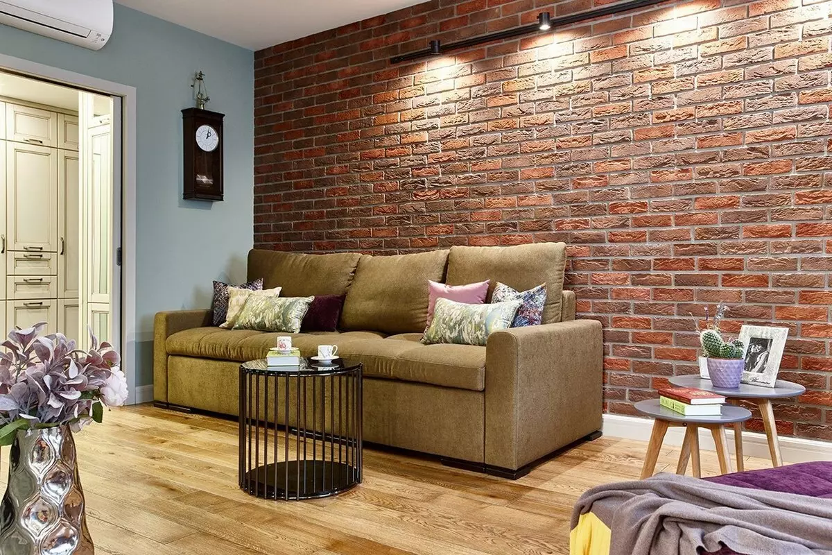 Brick wall sa living room interior (79 mga larawan): mga pagpipilian para sa disenyo ng hall na may pader ng puti at kulay-abo na brick, plus at kahinaan ng pandekorasyon brick sa loob 9703_36