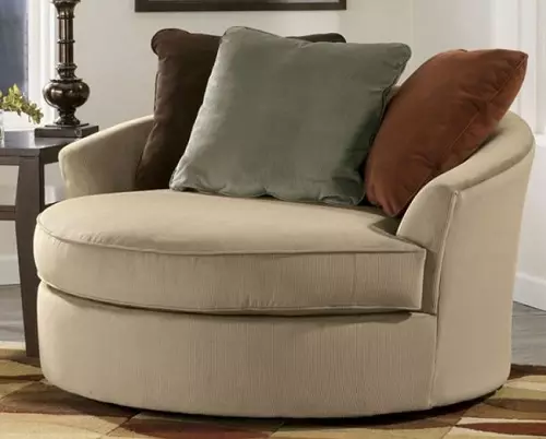 Dzīvojamā istabas krēsls (67 fotogrāfijas): moderns stilīgs mazs dizaina krēsls ar augstu muguru zālē un skaistiem maziem vērpšanas krēsliem, citiem interjera modeļiem 9709_16