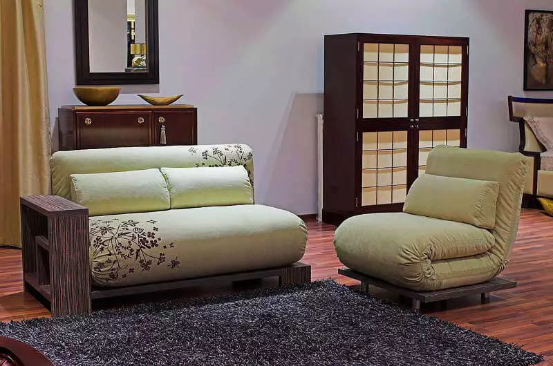 Lidé obývacího pokoje (67 fotek): moderní stylové malé designové židle s vysokým zády v hale a krásné malé spřádací židle, jiné modely v interiéru 9709_20